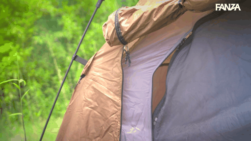 ソロキャン女子は、キャンプ場で目があ...