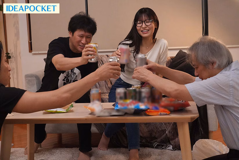 これはレ×プじゃない…あくまで合意の下のSEX…だよなww 宅飲みで同級生達に廻された巨乳美女。 全員遠慮なしの中出し。「女1人で参加したのが間違いでした…」 桜空もも No1 tbo-sirotoksk.com